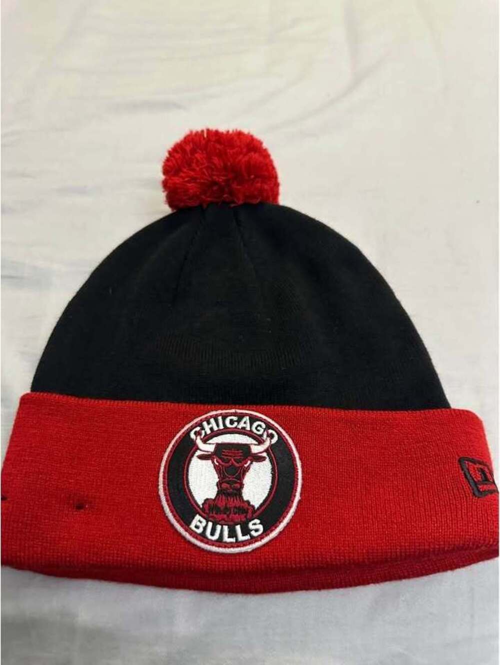 New Era Chicago Bulls black red pom-pom beanie OSFM Used Like New 25